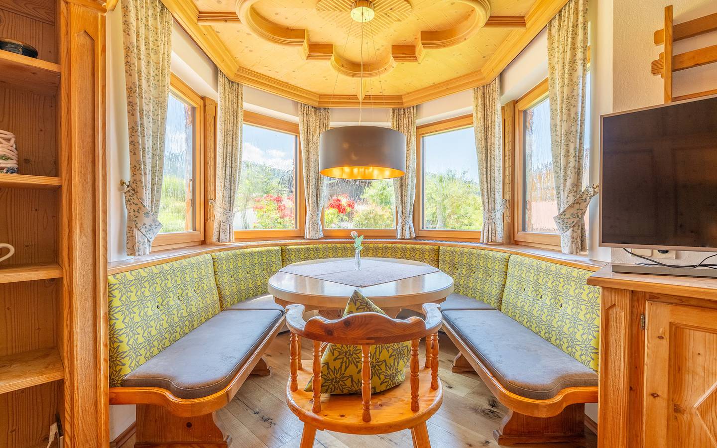 Ganze Ferienwohnung, Gästehaus Hagen - Dachstudio- 2-Raum-Ferienwohnung 50qm, Extra-Schlafzimmer, Küche, 2 Balkone in Reit im Winkl, Bayerische Alpen