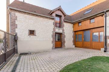 Gîte pour 4 personnes, avec piscine ainsi que terrasse et jardin à Estissac