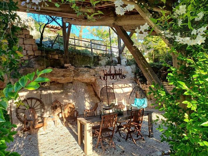 Location de vacances pour 2 personnes, avec vue ainsi que vue sur le lac et jardin à Flaugnac - 4