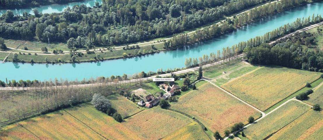 Location de vacances pour 2 personnes, avec Terrasse ainsi que Jardin et Vue à Brégnier-Cordon