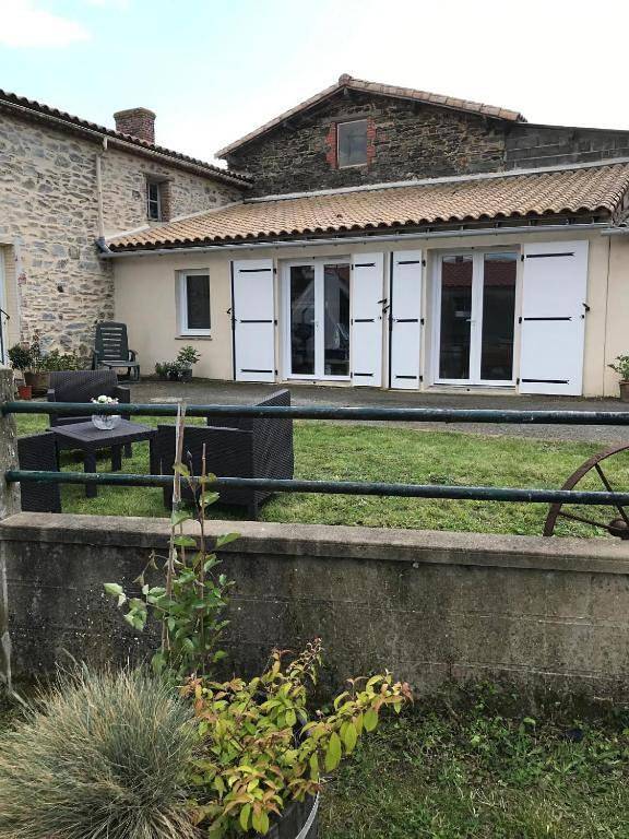 Double Room with Private Bathroom in Les Essarts, Vallée de la Loire