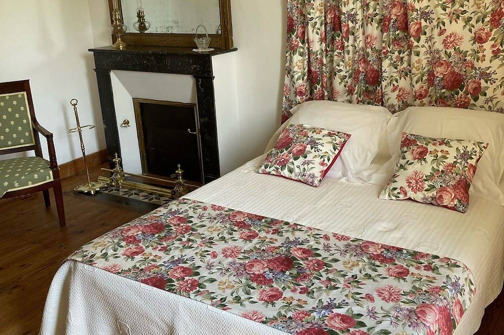 Maison en pierres avec piscine et jardin, jusqu'à 6 personnes, 3 chambres in Bouniagues, Périgord Pourpre