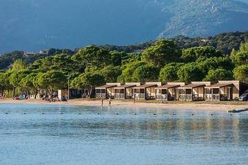 Camping pour 4 personnes, avec piscine et jardin en Corse-du-Sud