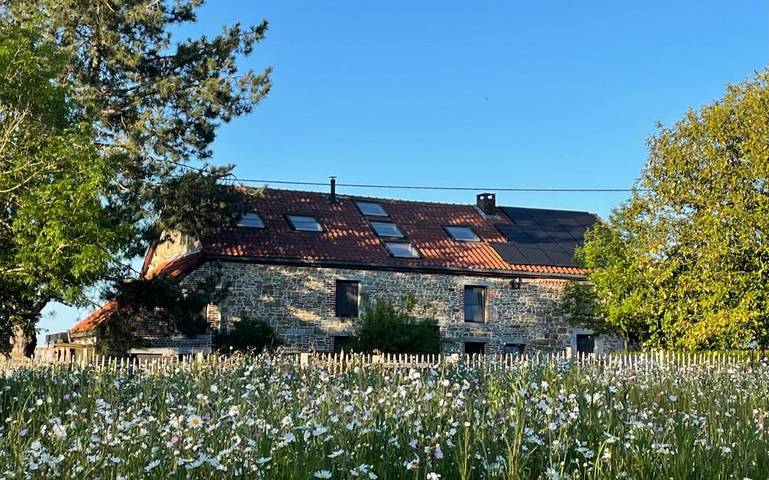 Location de vacances pour 2 personnes, avec Terrasse ainsi que Jardin et Vue à Cerfontaine