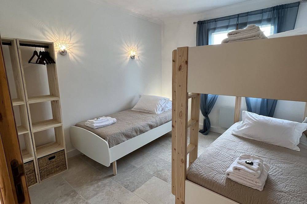 Villa with private swimming pool and parking, private garden, sleeps max 10pers. in Ghisonaccia, Corte region