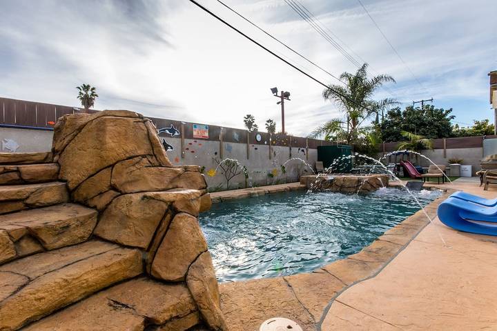 Vacation rental for 24 people, with sauna and yard as well as hot tub in Orange County