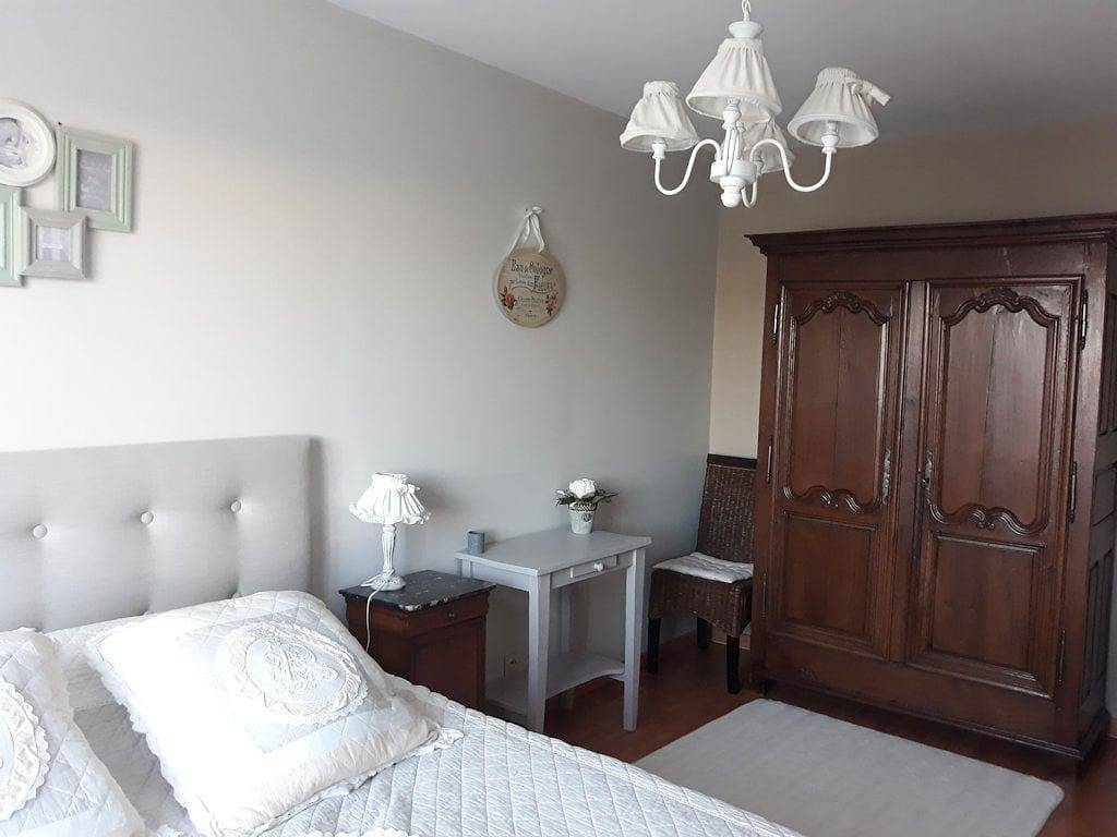 Chambre pour 2 personnes avec salle de bain privative - Chambre 1 in Saint-Hilaire-Petitville, Carentan les Marais