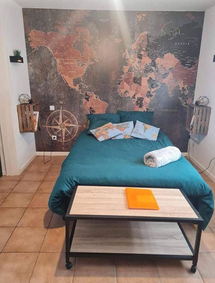 Appartement entier, One-Bedroom Apartment in Saint-Julien-les-Villas, Aube