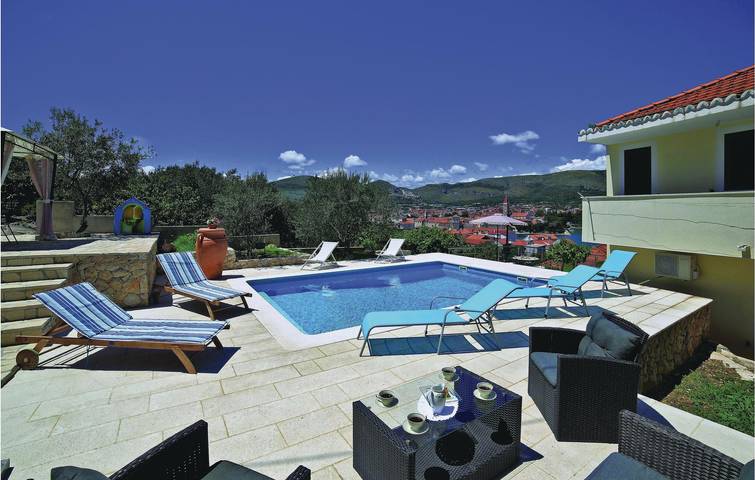 Appartement de vacances entier, Appartement confortable avec vue sur la mer, piscine, terrasse et cuisine - À 2 km de la plage in Trogir, Čiovo