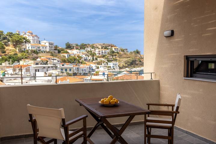 Ferienwohnung für 7 Personen, mit Balkon und Terrasse in Ikaria
