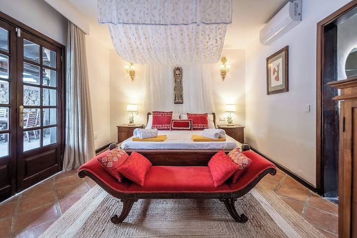 Private quiet villa with a short walk to beaches, restaurants, bars and shops. in Puerto del Carmen, Tías