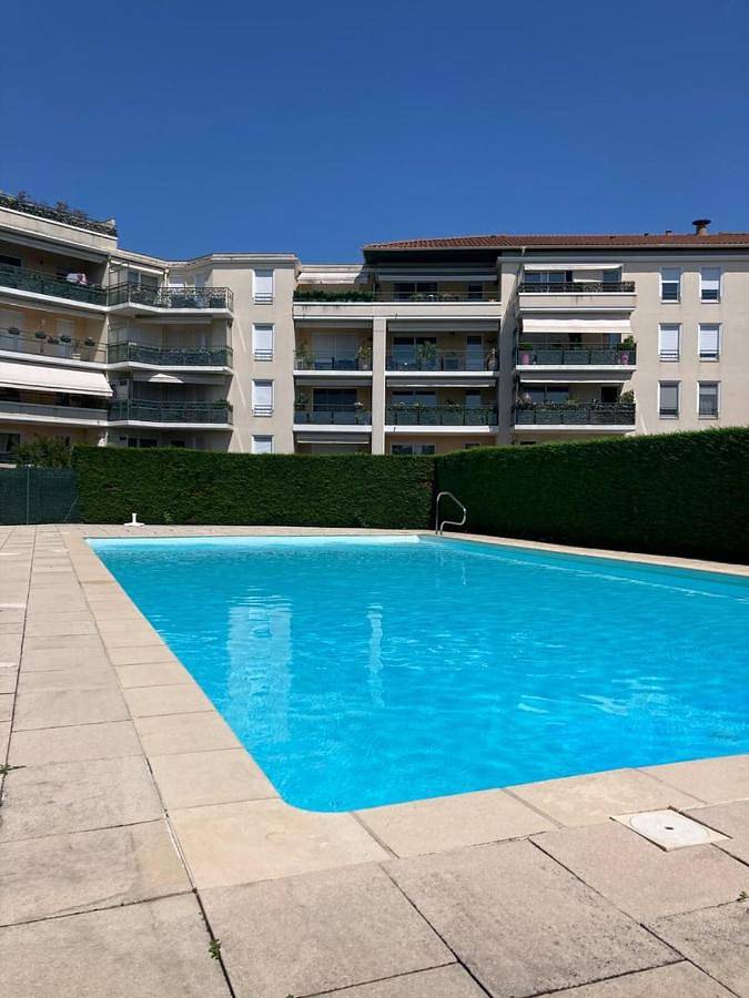 Appartement entier, T2 lumineux 4 pers avec piscine + balcon in Écully, Lyon et ses environs