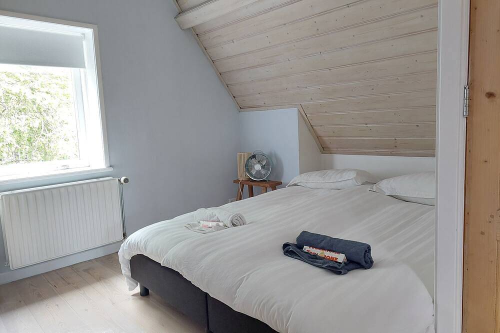 Historic townhouse with 5 bedrooms In Holland's oldest city center in Dordrecht, Nationalpark De Biesbosch