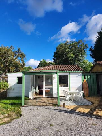 Gîte pour 4 personnes, avec jardin ainsi que terrasse et piscine à Herm
