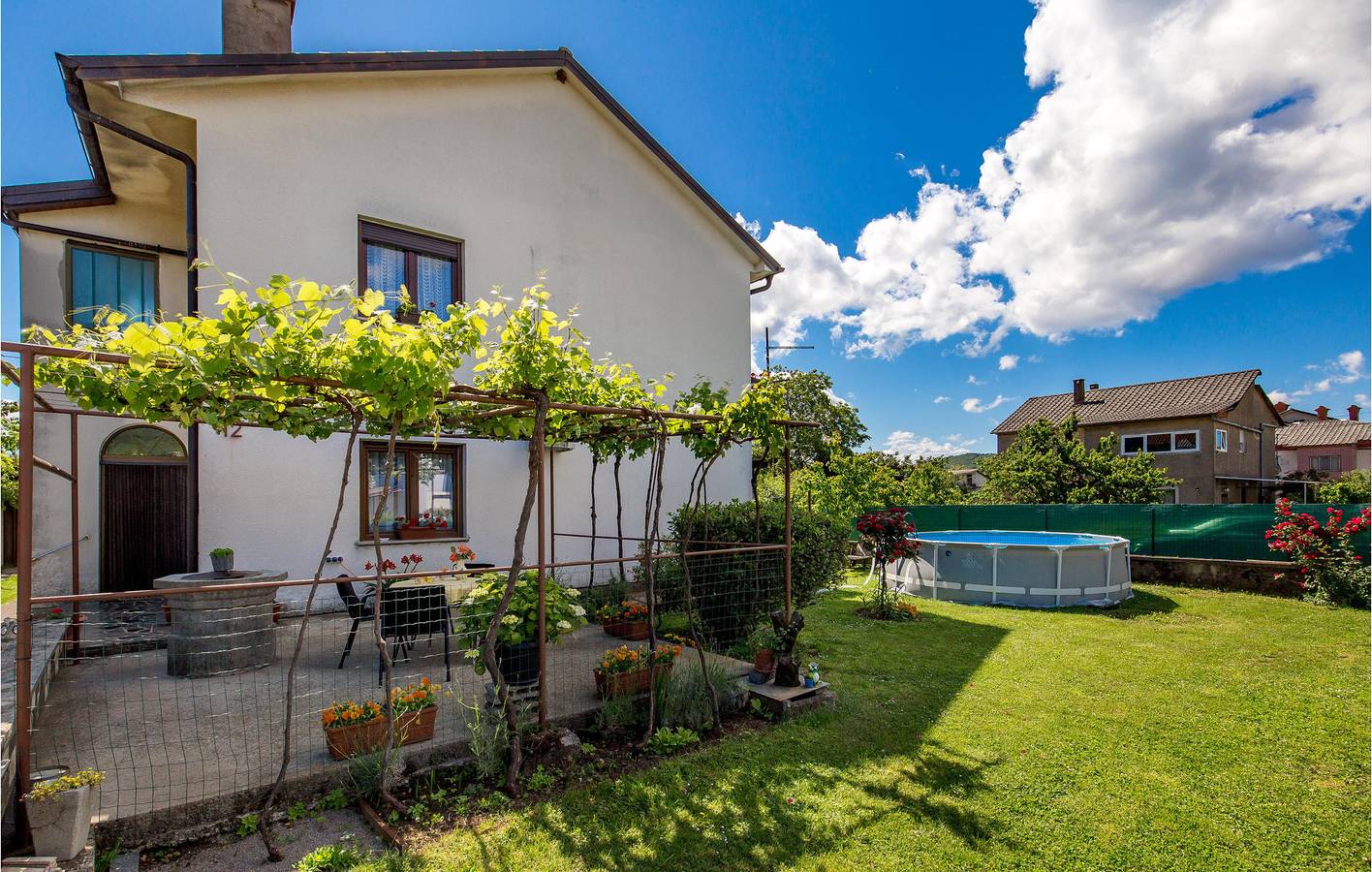 Ganze Ferienwohnung, Reizende 2-Zimmer-Wohnung mit Pool und Terrasse, 200 m vom Fluss entfernt in Primorje-Gorski Kotar