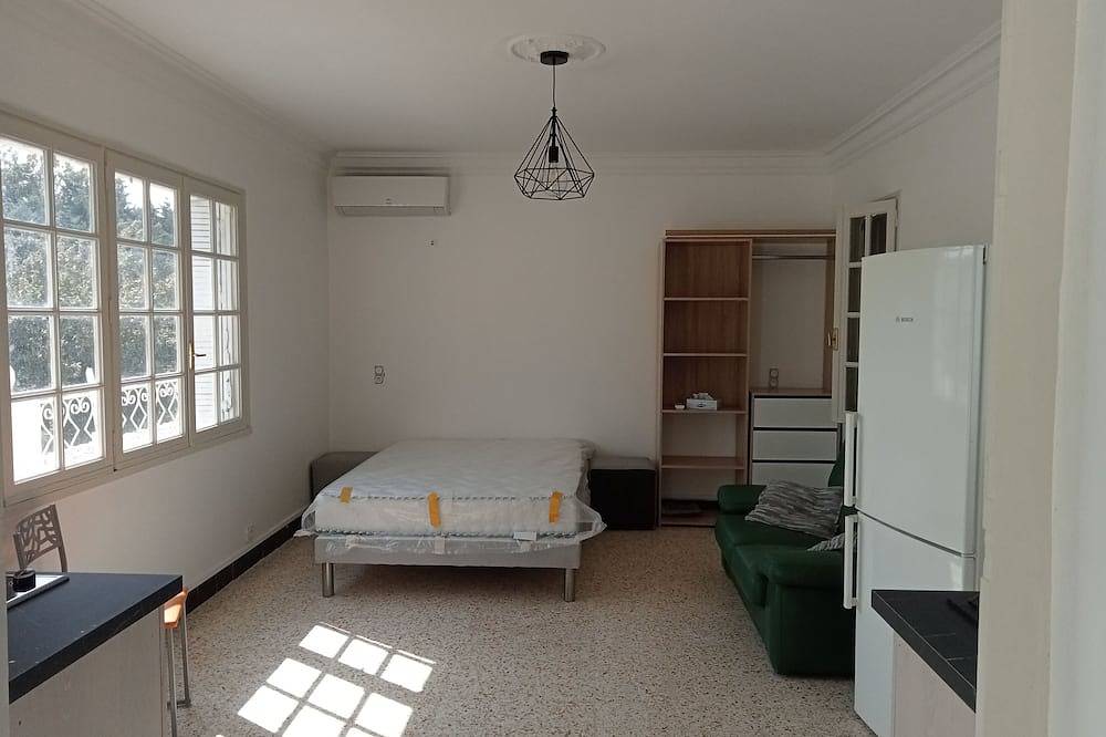 Entire apartment, 3 kms from Avignon, quiet 40 m² studio, ideal for 2 people in Le Pontet, Vaucluse