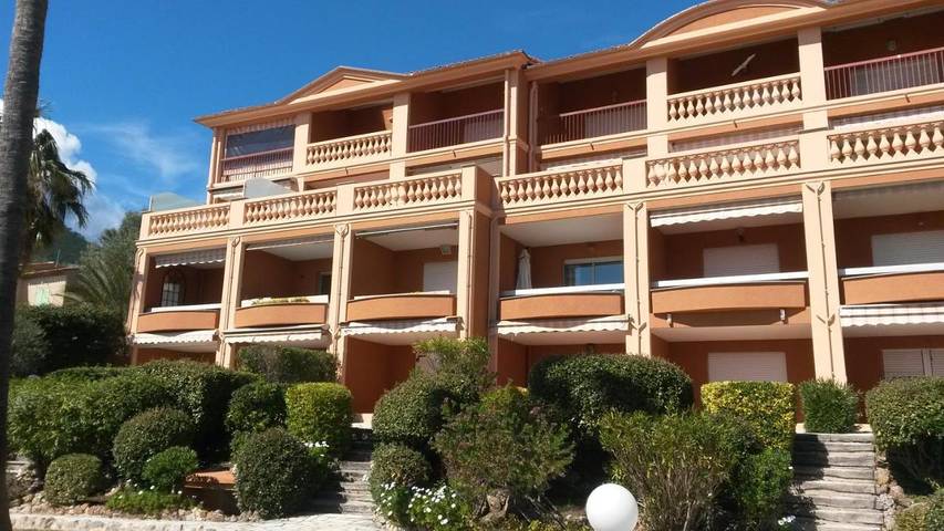 Ferienwohnung für 4 Personen, mit Ausblick und Pool sowie Garten in Théoule-sur-Mer - 2