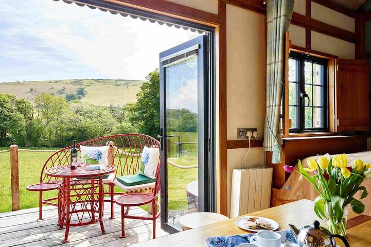 Holiday rental for 2 people, with balcony and hot tub in Brecon Beacons