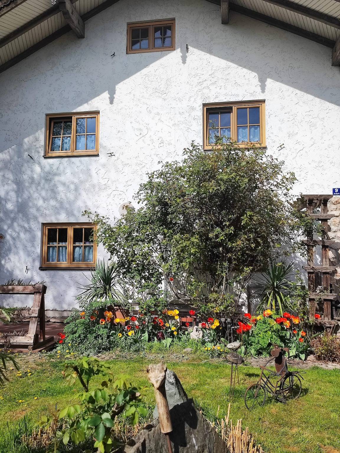 Ganze Ferienwohnung, Ferienwohnung beim Maler Gandi - Ferienwohnung zum Wohlfühlen mit Schwedenofen und gemütlicher Wohnküche in Kienberg, Landkreis Traunstein