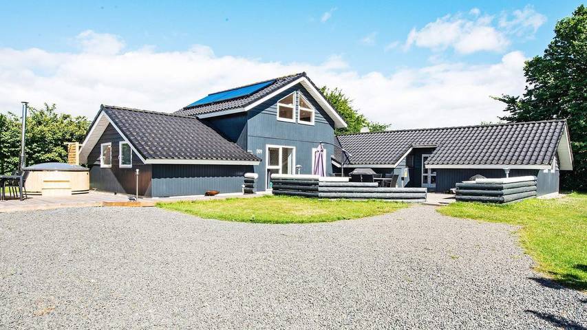Ferieudlejning for 11 personer, med sauna og jacuzzi såvel som have og pool i Pøt Strandby