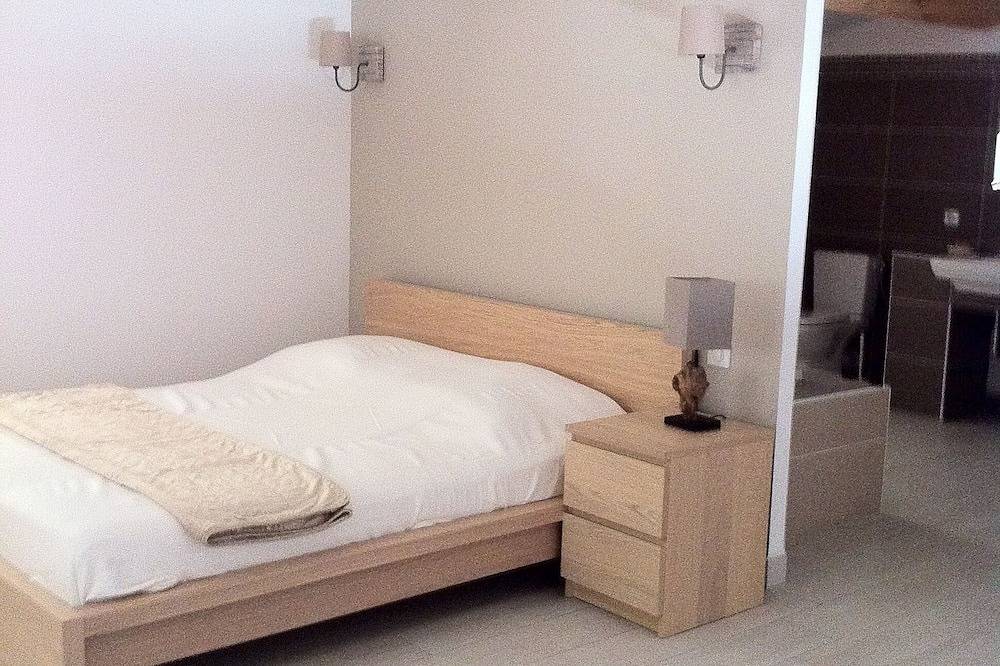 Villa de caractère avec piscine chauffée 2 à 14 personnes in Figari, Arrondissement de Sartène