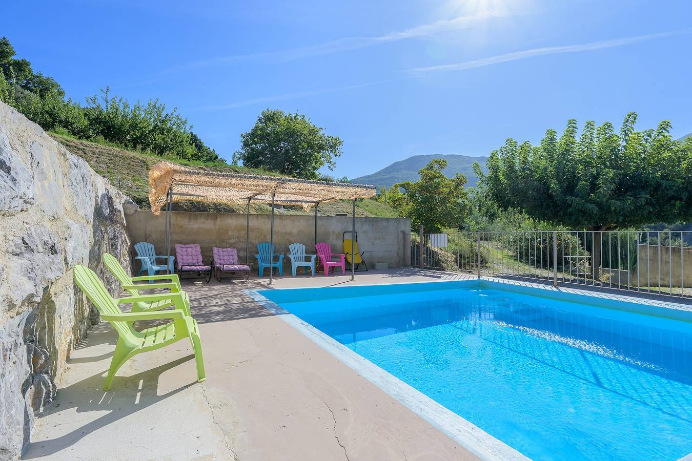 Apartamento inteiro, Apartamento « Le Chèvrefeuille »: Vista montanha, Wi-Fi e ar condicionado in Sahune, Nyons (Região)