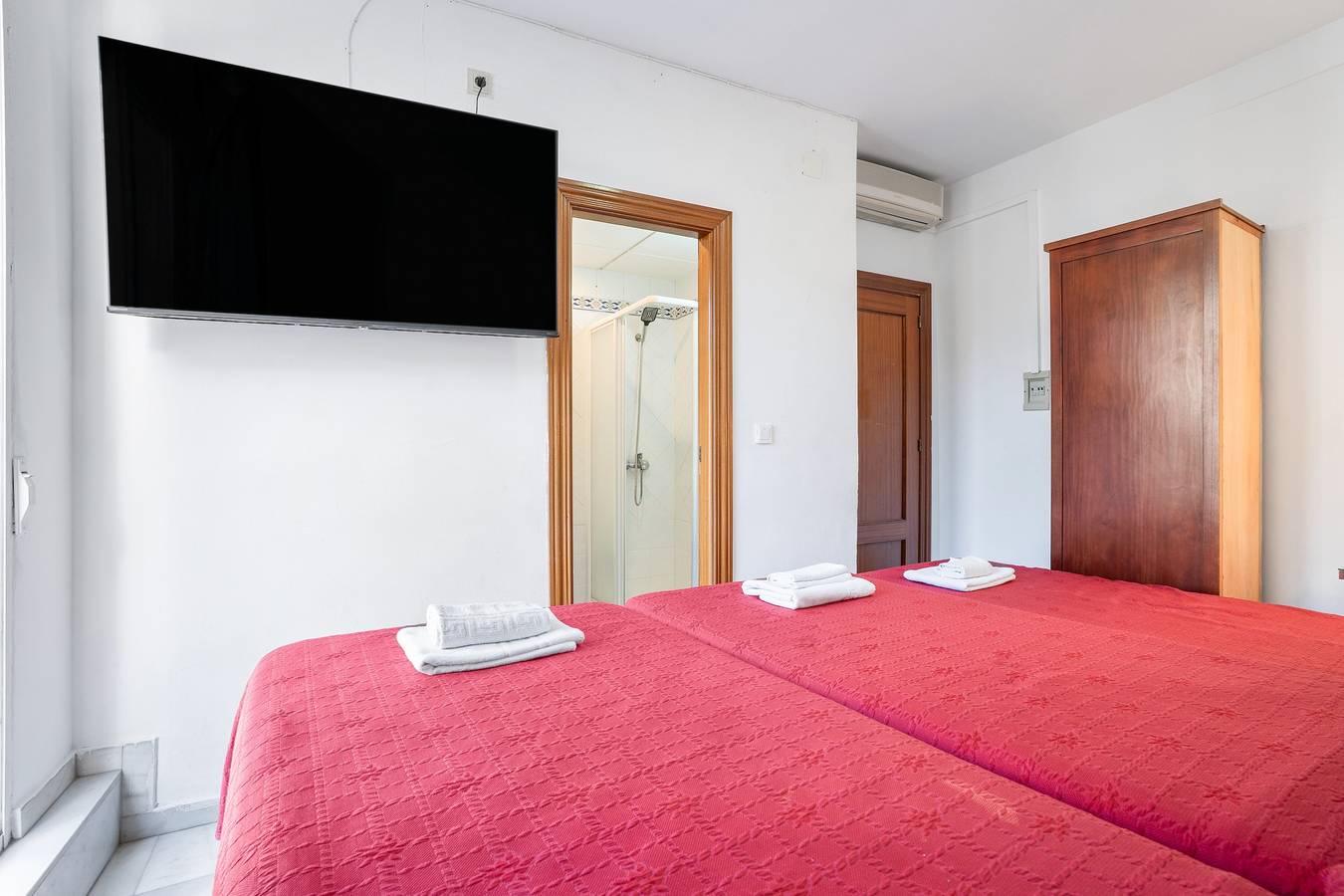 Habitación 204 Triple con balcón, Wi-Fi y aire acondicionado in Granada, Provincia de Granada