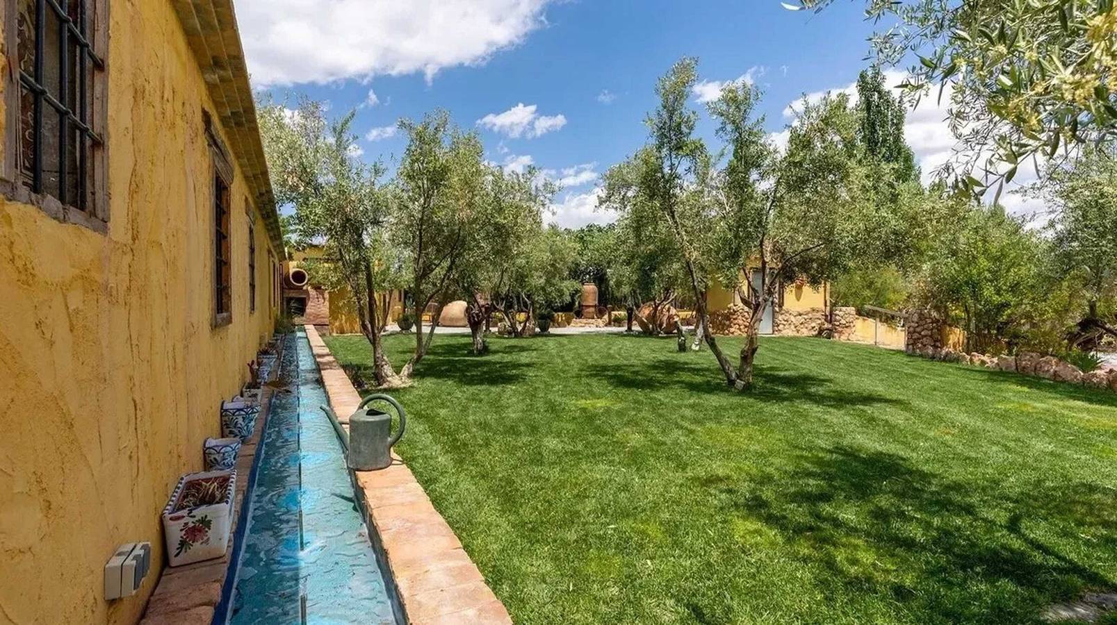 Villa espaciosa con vista a la montaña y piscina en Baza in Baza, Geoparque de Granada
