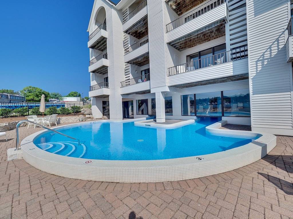 Ganze Wohnung, Gorgeous Lake Charlevoix Balcony | Downtown Charlevoix | Pool, Hot Tub, Sauna in Charlevoix, Charlevoix County