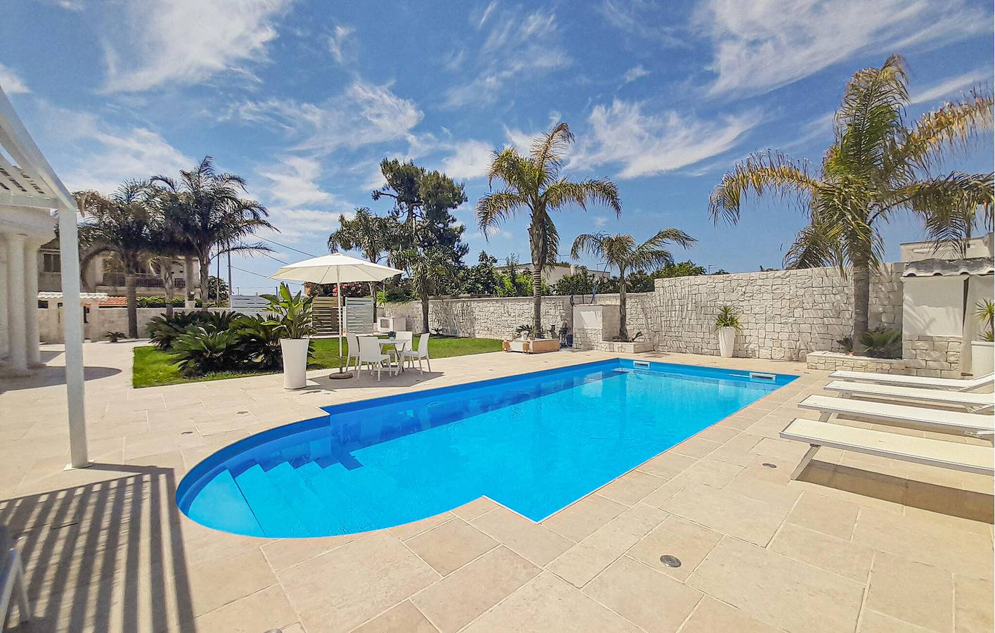 Appartement confortable avec piscine, climatisation et télévision par câble à 1000 m de la plage in Leporano, Golfe de Tarente
