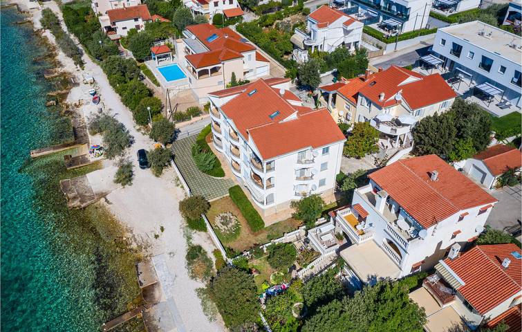 Ferienhaus für 10 Personen, mit Terrasse in Petrcane
