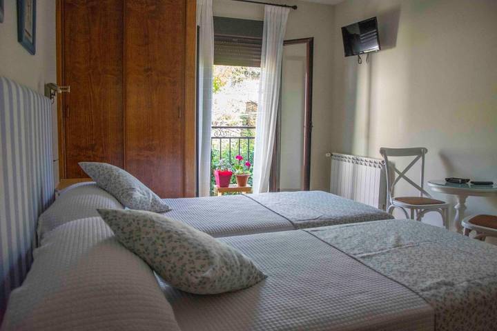 Alojamiento y desayuno para 3 personas, con vistas y terraza en La Vera - 2