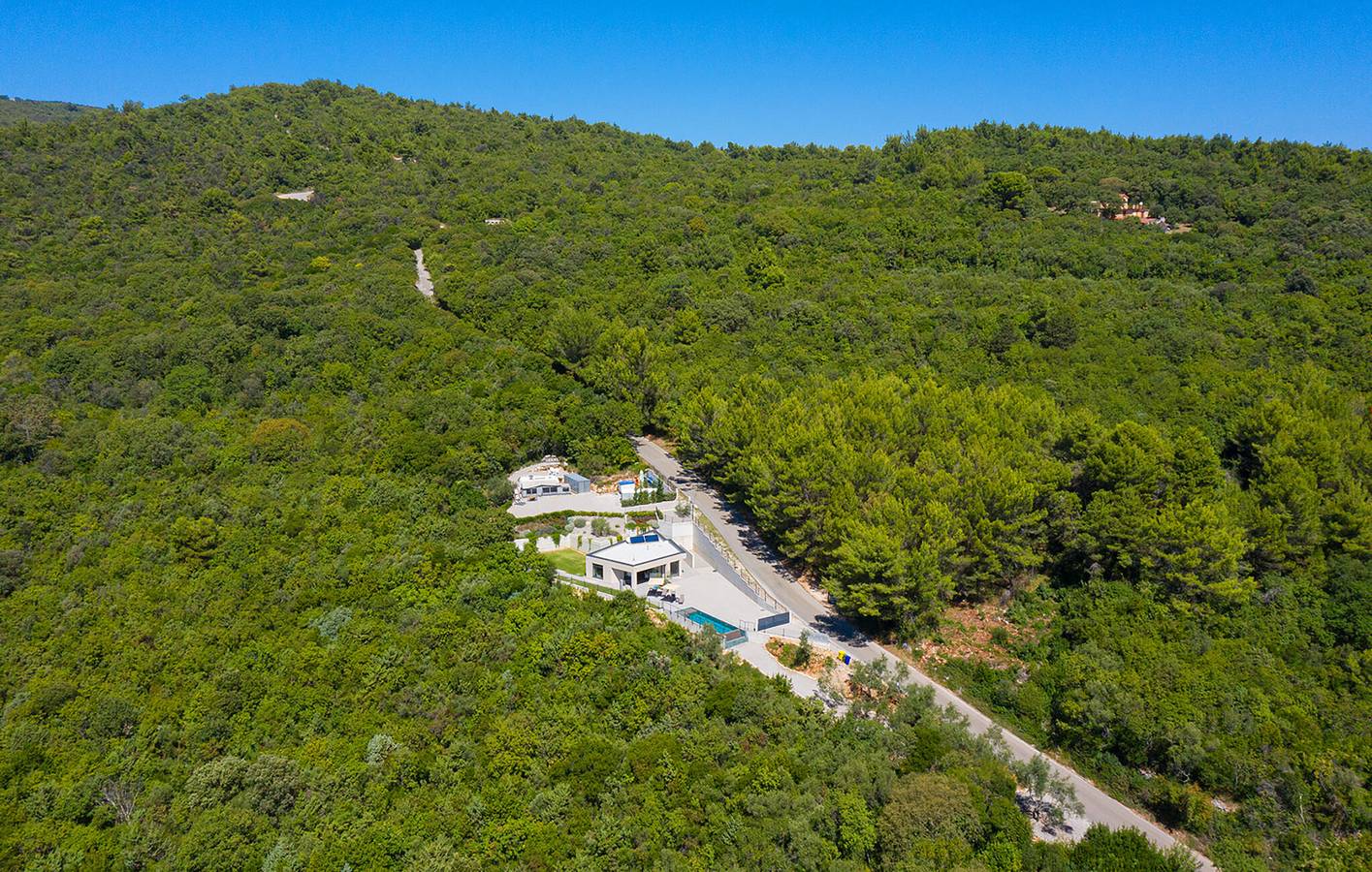 Geräumige 90 m² große Wohnung mit Terrasse, WLAN und Parkplatz, 1,5 km vom Strand entfernt in Raša, Ostküste Istrien