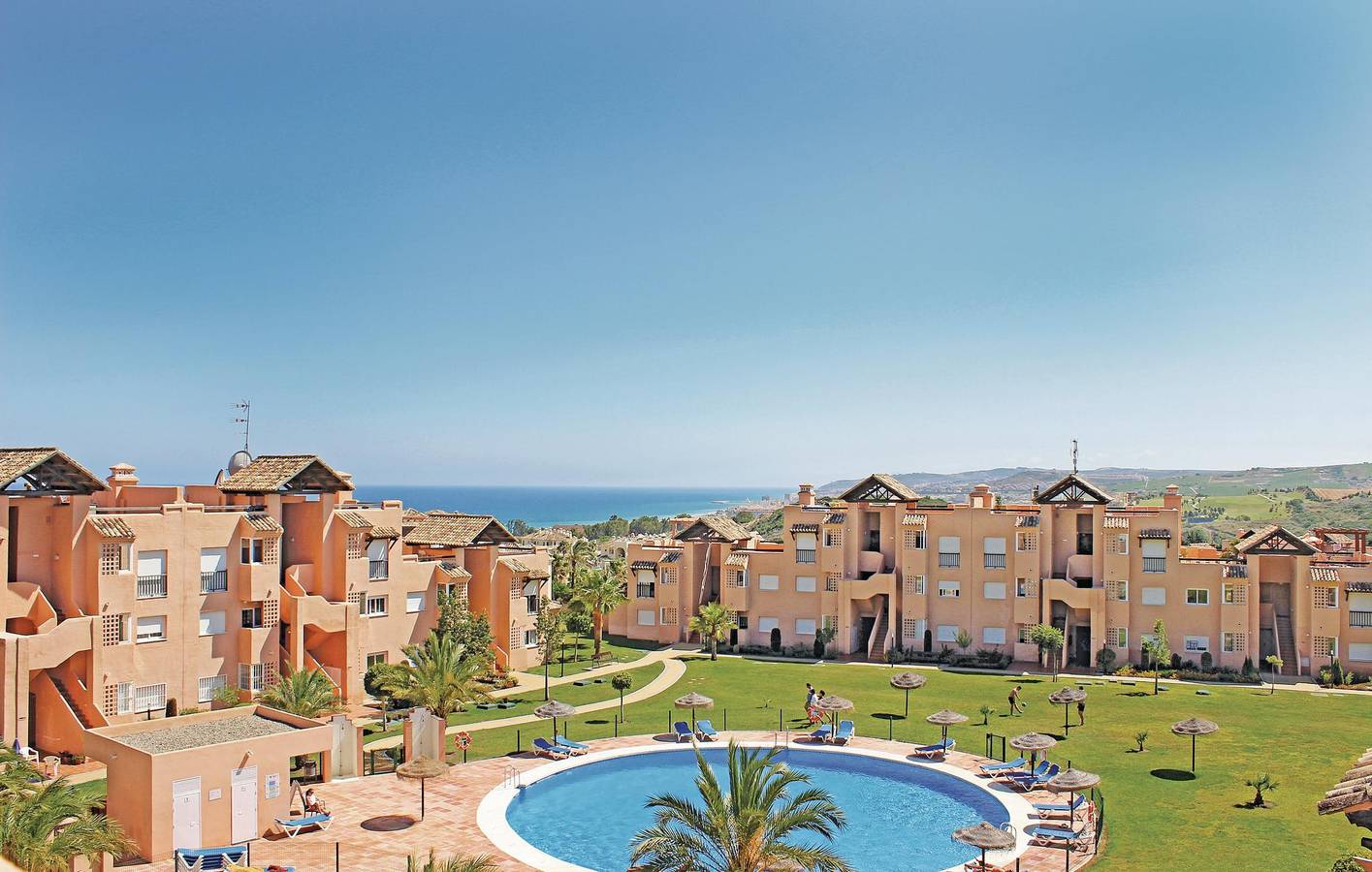 Ganze Ferienwohnung, Apartment mit Meerblick, Parkplatz, AC und Pool. in Casares del Sol, Casares