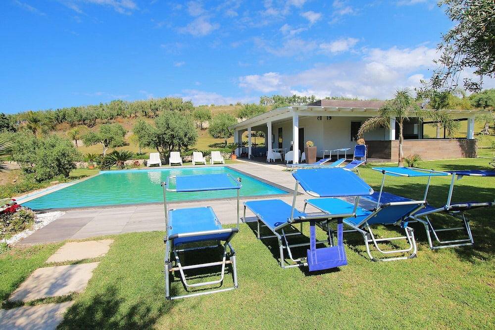 Grande proprietà, 2 ville moderne, piscina privata, golf, vista mare, Wifi in Campofelice di Roccella, Provincia di Palermo