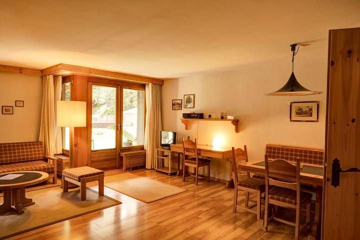 Ferienwohnung für 2 Personen, mit Terrasse und Garten sowie Sauna in Graubünden