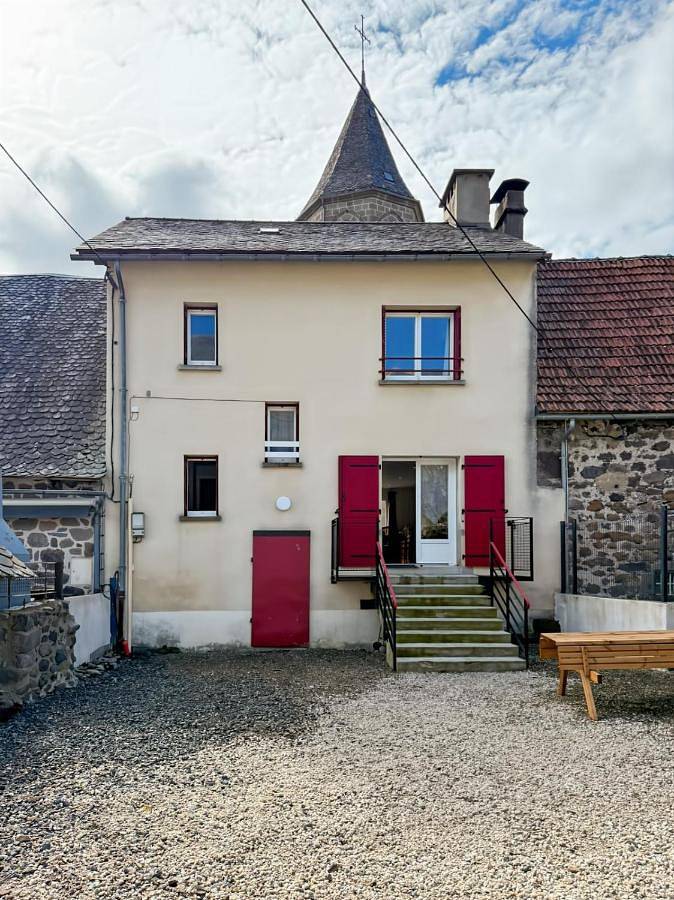 Three-Bedroom House in Mandailles-Saint-Julien, Région d'Aurillac
