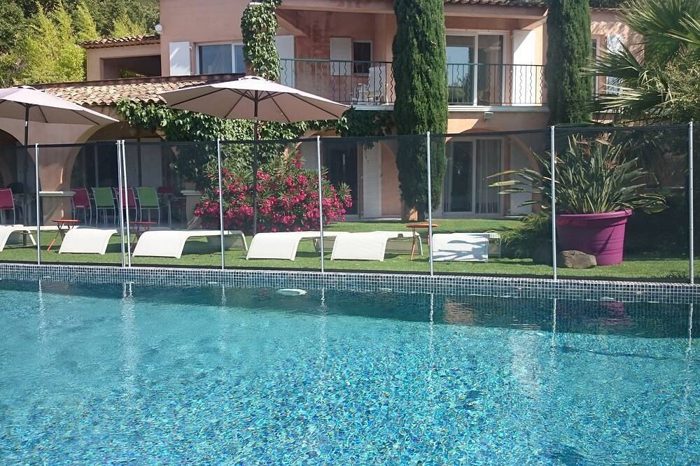 Villa, (14 p), panoramic view of the hills. Large infinity pool.  in Plan-de-la-Tour, Region de Draguignan