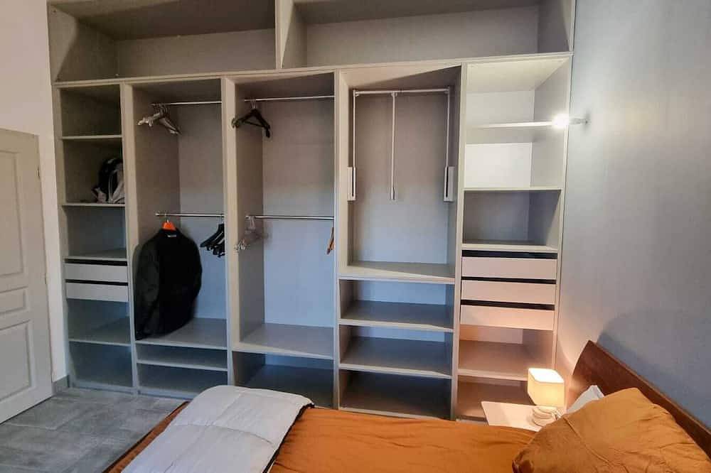 Detached 2-bedroom house with private garden and terrace. Quiet location and pool in Pertuis, Parc naturel régional du Luberon