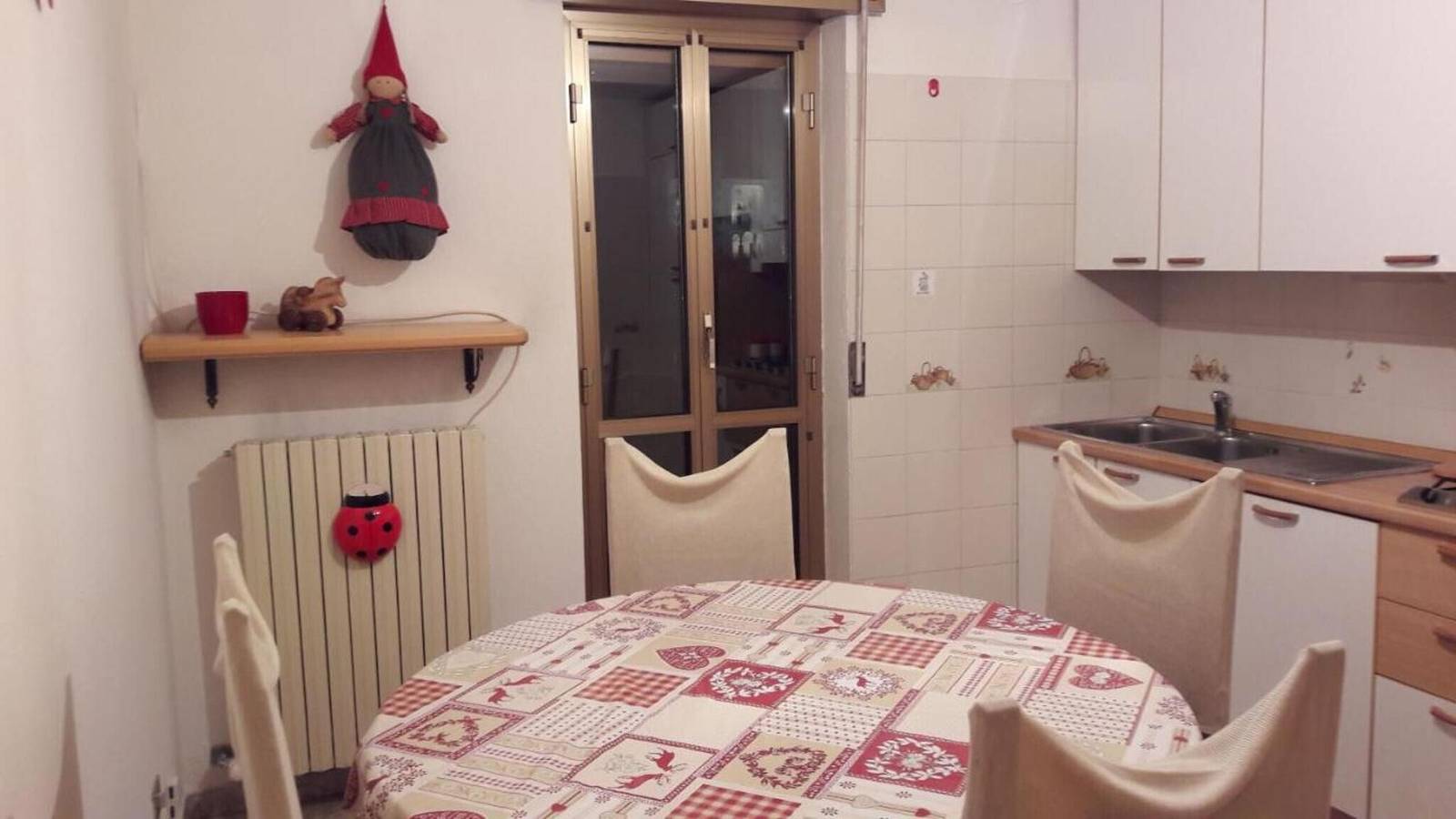 Appartamento intero, Appartamento 'Mansarda Le Chateau' con vista sulle montagne, giardino in comune e Wi-Fi in Aymavilles, Comune di Aymavilles