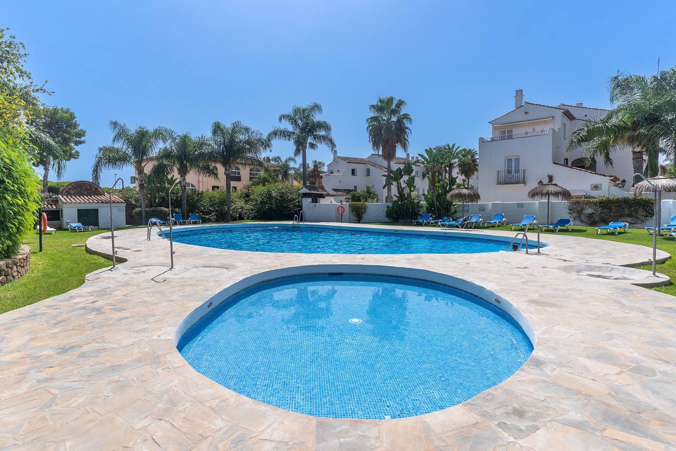 Hel leilighet, Holiday Apartment '7A Allyson' with Pool, Private Garden & Wi-Fi in Sun Garden (Estepona), Estepona