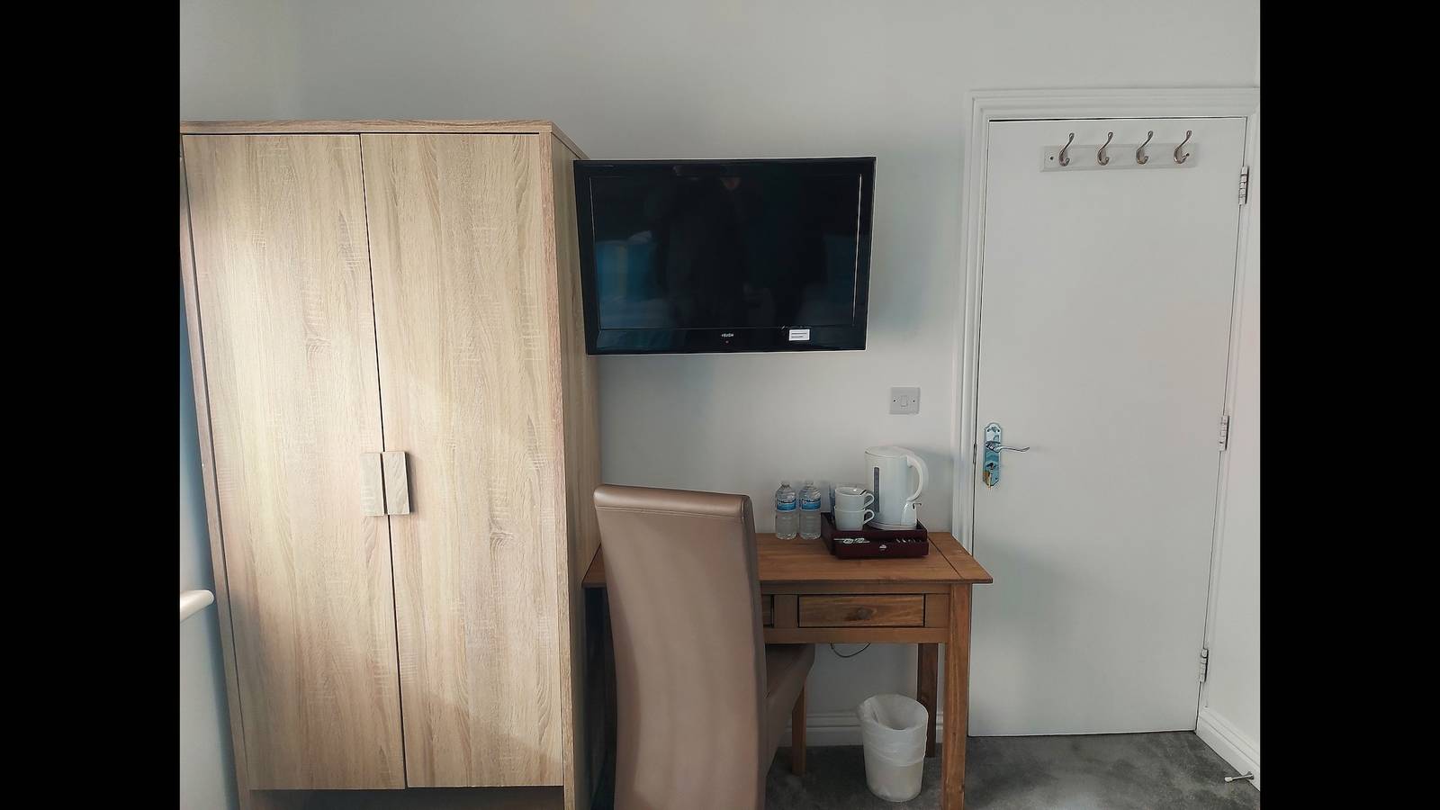 Apple House Wembley Twin Room shared bathroom in Harrow, London