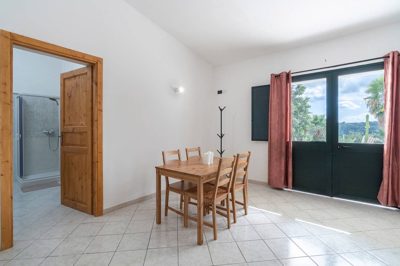 Entire studio, Studio 'Limone - Fiumara Val Di Noto' with Mountain View, Wi-Fi and Air Conditioning in Noto, Noto region