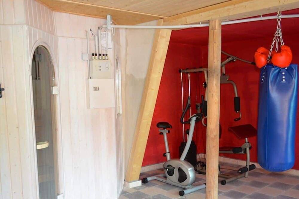Grand Chalet am Bergflüsschen mit Kickertisch, Sauna & Waldschwimm-bad in Harzvorland