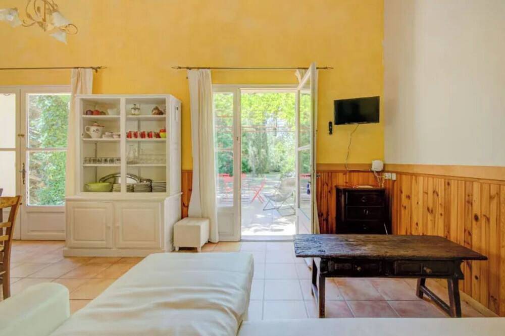 Entire apartment, Cézanne - Comfort, space and relaxation for families and friends, park view in Fourques, Nimes region