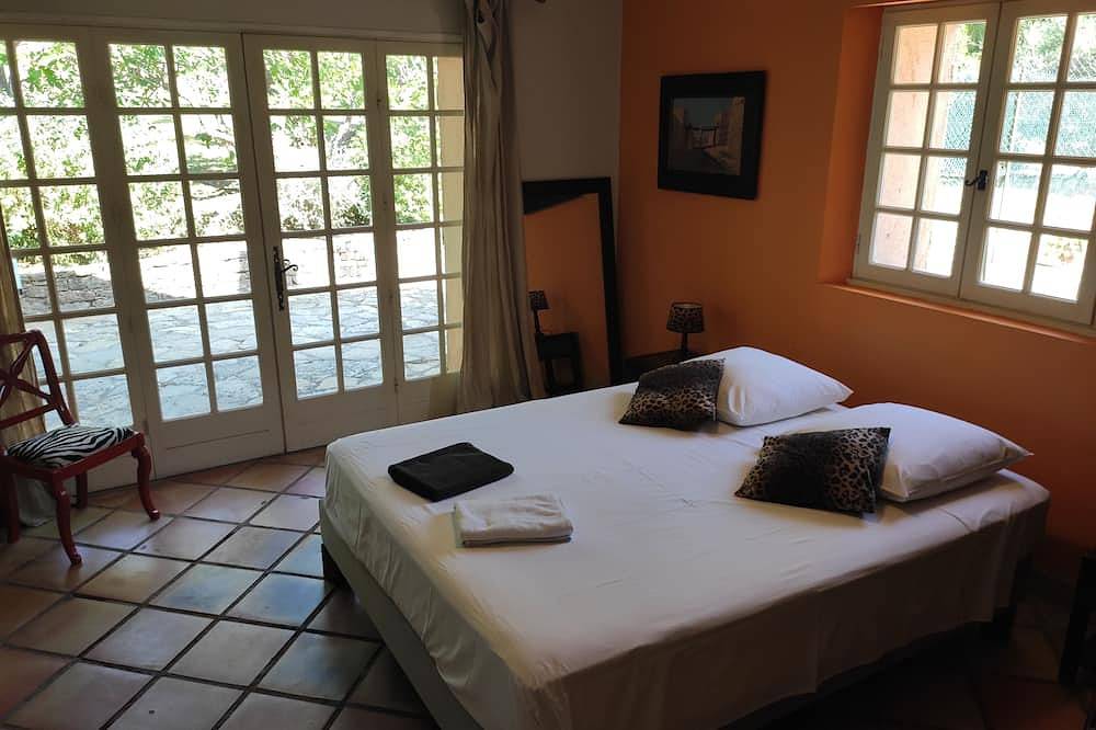 Charakterhaus mit beheiztem Pool und Tennis auf 2ha geschlossen in Lorgues, Draguignan Region