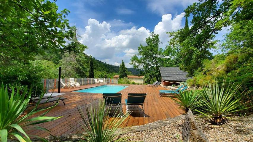 Location de vacances pour 4 personnes, avec Balcon et Terrasse ainsi que Piscine et Vue à Roquetaillade