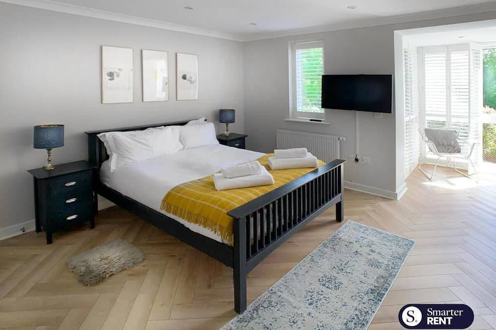 Chobham - 3 Bedroom Townhouse W/ Garden & Parking in Chobham, Surrey