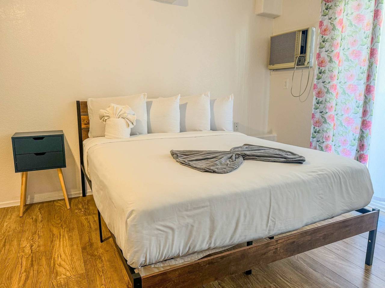 Entire apartment, 301 Downtown Loft with Parking in Dt San Diego in San Diego, San Diego County
