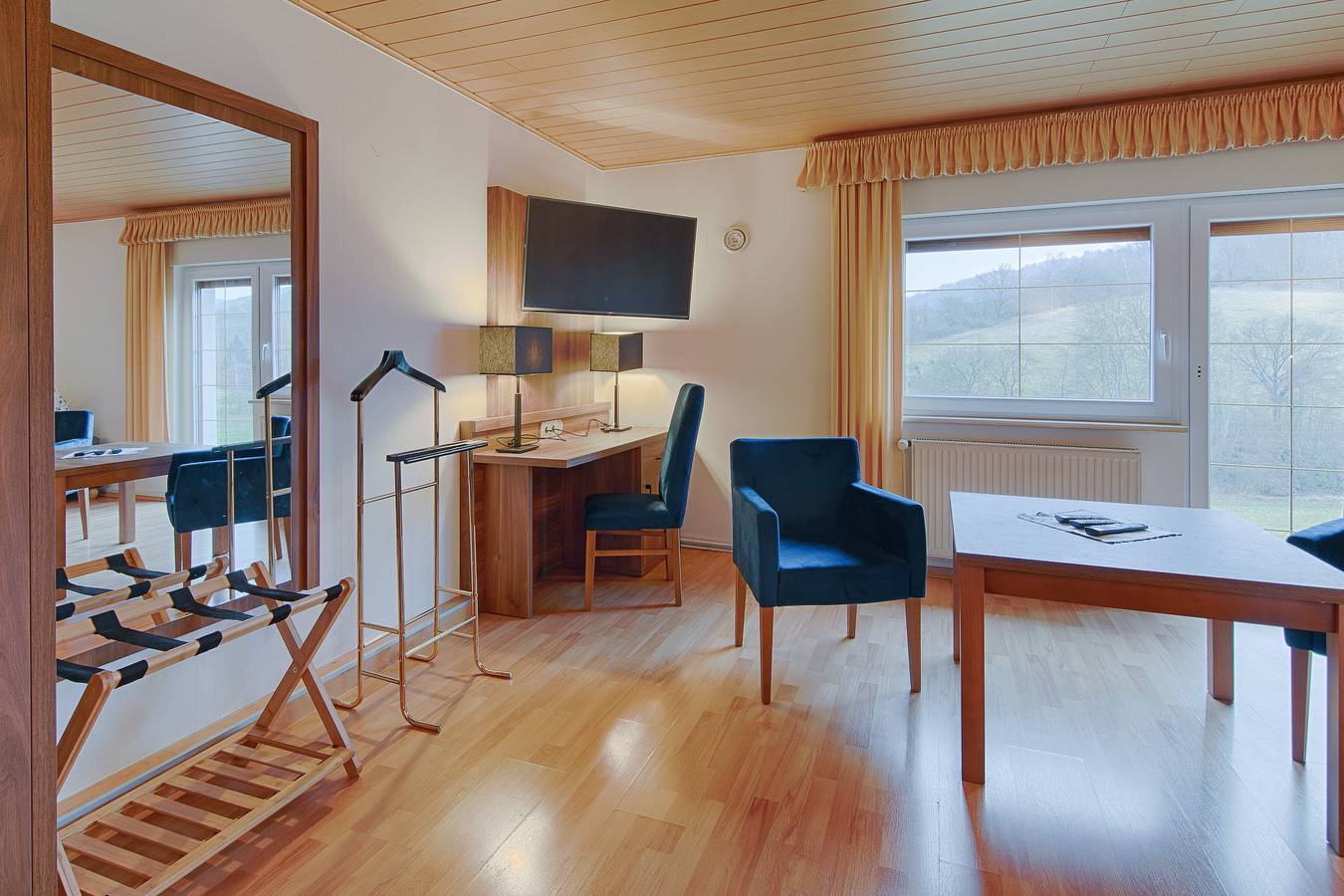 Ganze Ferienwohnung, Haus Rabenswald - Ferienwohnung 6 Haus Rabenwalde mittlere Etage in Roßleben-Wiehe, Region Kyffhäuser